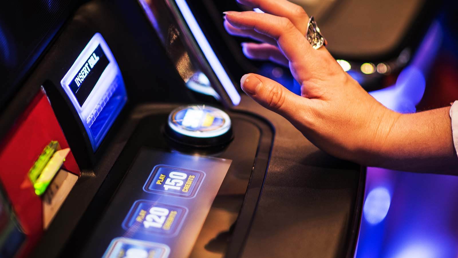 How do progressive slot machines function
